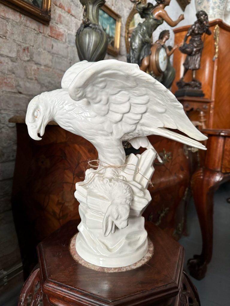 Figur med ørn og harebytte, hvid, mellemstor (3820)