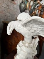 Figur mit Adler und Hasenjagd, weiß, mittelklein (3820) – Bild 2