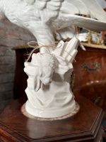 Figur mit Adler und Hasenjagd, weiß, mittelklein (3820) – Bild 5
