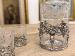Antīks gravēta stikla liķiera komplekts ar eņģeļiem: karafe un 6 glāzītes — liquor decanter glasses set — 19. gs. beigas (6148) - Image 3