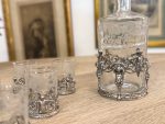 Antīks gravēta stikla liķiera komplekts ar eņģeļiem: karafe un 6 glāzītes — liquor decanter glasses set — 19. gs. beigas (6148) - Image 4