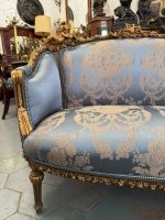 To-seters sofa i blåtoner med engeldetaljer, mellomstor - Bilde 10