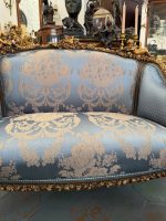 To-seters sofa i blåtoner med engeldetaljer, mellomstor - Bilde 6