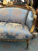 To-seters sofa i blåtoner med engeldetaljer, mellomstor - Bilde 7