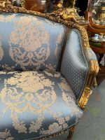 To-seters sofa i blåtoner med engeldetaljer, mellomstor - Bilde 8