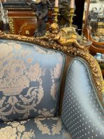 To-seters sofa i blåtoner med engeldetaljer, mellomstor - Bilde 3