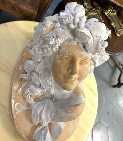 Dekor - Kvinde buster med druekrans - terracotta, Art Nouveau, Frankrig/Italien, 1890-1910