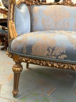 To-seters sofa i blåtoner med engeldetaljer, mellomstor - Bilde 14