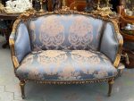 Tovelset sofa i blå nuancer med englefigurer, mellemstor (5503)