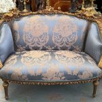 Tovelset sofa i blå nuancer med englefigurer, mellemstor (5503)