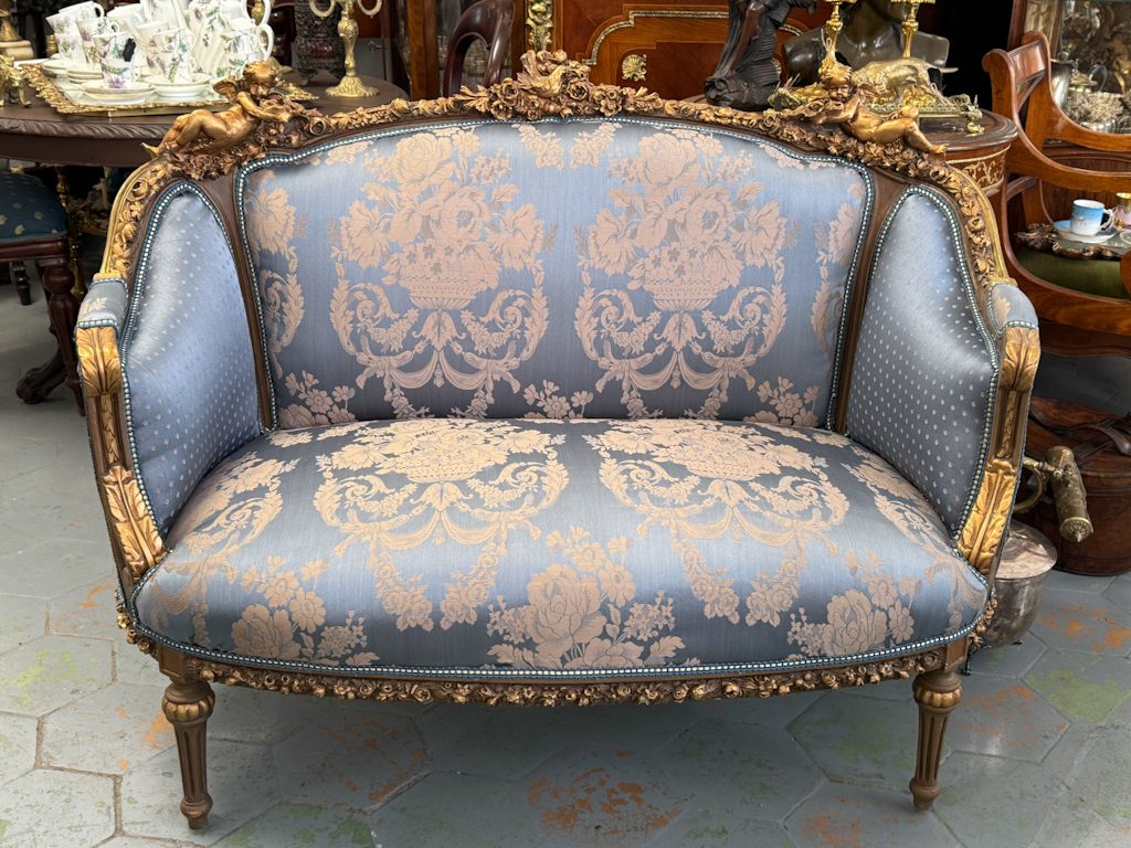 Tovelset sofa i blå nuancer med englefigurer, mellemstor Tovelset sofa i blå nuancer med englefigurer, mellemstor (5503)