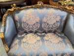 To-seters sofa i blåtoner med engeldetaljer, mellomstor - Bilde 2