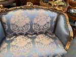 To-seters sofa i blåtoner med engeldetaljer, mellomstor - Bilde 9
