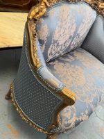 To-seters sofa i blåtoner med engeldetaljer, mellomstor - Bilde 11