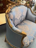 To-seters sofa i blåtoner med engeldetaljer, mellomstor - Bilde 12