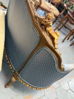 To-seters sofa i blåtoner med engeldetaljer, mellomstor - Bilde 13