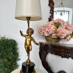 Galda Lampa ar Eņģeļa Figūru, Vidēji Liela Izmēra (4690)