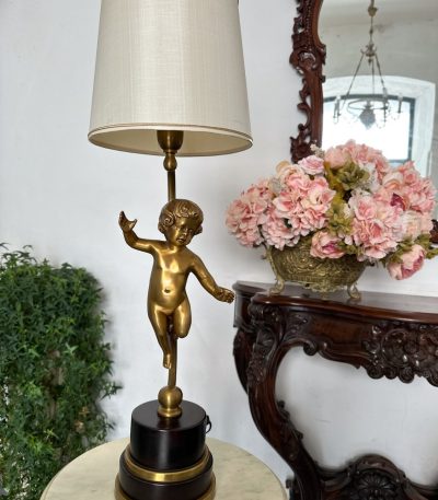 Bordlampe med englefigur, mellemstor (4690)
