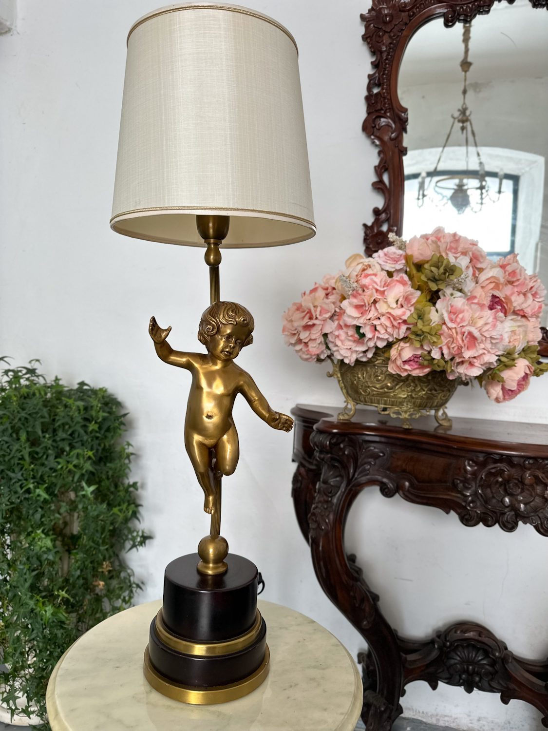 Galda Lampa ar Eņģeļa Figūru, Vidēji Liela Izmēra (4690) - Image 1