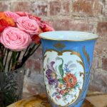 Neliela Izmēra Porcelāna Vāze ar Ziedu Motīviem (5415)