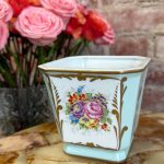 Porcelāna kašpo ar roku gleznotu ziedu buketi — Franču klasicisms / Direktora stils, Couleuvre, Francija, ap 1950.–1970. Maza Izmēra Kašpo/Puķpods (5432)