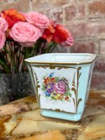 Porcelāna kašpo ar roku gleznotu ziedu buketi — Franču klasicisms / Direktora stils, Couleuvre, Francija, ap 1950