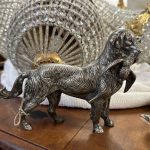 Jagthund med Vildt – Sølvfarvet Metalfigur, Europæisk Animalisme, Frankrig