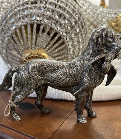 Jagthund med Vildt – Sølvfarvet Metalfigur, Europæisk Animalisme, Frankrig