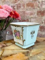 Porcelāna kašpo ar roku gleznotu ziedu buketi — Franču klasicisms / Direktora stils, Couleuvre, Francija, ap 1950 - Image 2