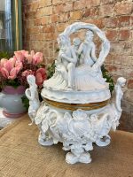 Liels porcelāna trauks ar vāku — Meisenes stilā, Perfektā Stāvoklī (Meissen Style Porcelain Centerpiece) (3294) - Image 4