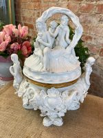 Liels porcelāna trauks ar vāku — Meisenes stilā, Perfektā Stāvoklī (Meissen Style Porcelain Centerpiece) (3294) - Image 5