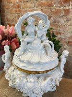 Liels porcelāna trauks ar vāku — Meisenes stilā, Perfektā Stāvoklī (Meissen Style Porcelain Centerpiece) (3294) - Image 8