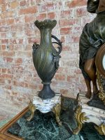 Grezns kamīna pulksteņa komplekts ar divām vāzēm — vēlā historisma (neoklasicisma) stilā, (Luxury Mantel Clock Garniture Set with Vases — Late Historism Style) (598) - Image 10