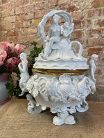 Liels porcelāna trauks ar vāku — Meisenes stilā, Perfektā Stāvoklī (Meissen Style Porcelain Centerpiece) (3294) - Image 3