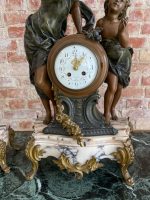 Grezns kamīna pulksteņa komplekts ar divām vāzēm — vēlā historisma (neoklasicisma) stilā, (Luxury Mantel Clock Garniture Set with Vases — Late Historism Style) (598) - Image 6