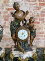 Grezns kamīna pulksteņa komplekts ar divām vāzēm — vēlā historisma (neoklasicisma) stilā, (Luxury Mantel Clock Garniture Set with Vases — Late Historism Style) (598) - Image 7