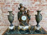 Grezns kamīna pulksteņa komplekts ar divām vāzēm — vēlā historisma (neoklasicisma) stilā, (Luxury Mantel Clock Garniture Set with Vases — Late Historism Style) (598) - Image 2