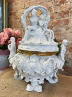 Liels porcelāna trauks ar vāku — Meisenes stilā, Perfektā Stāvoklī (Meissen Style Porcelain Centerpiece) (3294) - Image 2