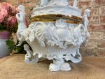 Liels porcelāna trauks ar vāku — Meisenes stilā, Perfektā Stāvoklī (Meissen Style Porcelain Centerpiece) (3294) - Image 10