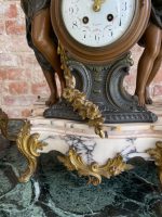 Grezns kamīna pulksteņa komplekts ar divām vāzēm — vēlā historisma (neoklasicisma) stilā, (Luxury Mantel Clock Garniture Set with Vases — Late Historism Style) (598) - Image 8