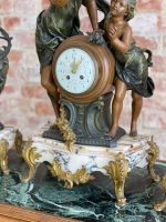 Grezns kamīna pulksteņa komplekts ar divām vāzēm — vēlā historisma (neoklasicisma) stilā, (Luxury Mantel Clock Garniture Set with Vases — Late Historism Style) (598) - Image 4