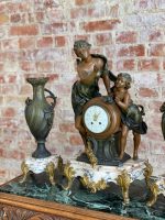 Grezns kamīna pulksteņa komplekts ar divām vāzēm — vēlā historisma (neoklasicisma) stilā, (Luxury Mantel Clock Garniture Set with Vases — Late Historism Style) (598) - Image 3