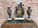 Grezns kamīna pulksteņa komplekts ar divām vāzēm — vēlā historisma (neoklasicisma) stilā, (Luxury Mantel Clock Garniture Set with Vases — Late Historism Style) (598) - Image 13