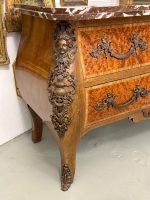 Commode Bombée Riekstabrūces avec Mascaron en Bronze et Marbre Rouge — Style Louis XV, France/Belgique, env. 1860–1890 (6111) – Image 16