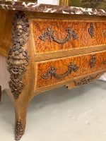 Commode Bombée Riekstabrūces avec Mascaron en Bronze et Marbre Rouge — Style Louis XV, France/Belgique, env. 1860–1890 (6111) – Image 15