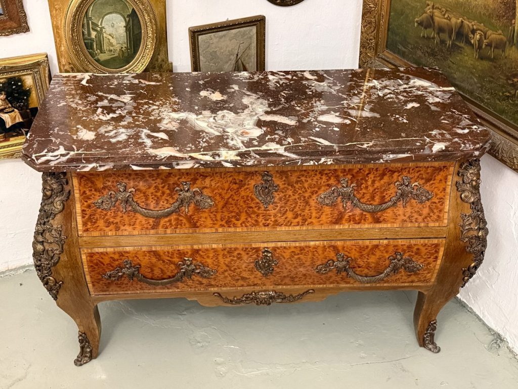 Valnød Bombé Kommode med Maskaron Bronze og Rød Marmor – Louis XV
