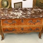 Valnød Bombé Kommode med Maskaron Bronze og Rød Marmor – Louis XV
