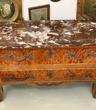 Valnød Bombé Kommode med Maskaron Bronze og Rød Marmor – Louis XV