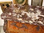 Commode Bombée Riekstabrūces avec Mascaron en Bronze et Marbre Rouge — Style Louis XV, France/Belgique, env. 1860–1890 (6111) – Image 24