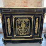 Boulle stila kumode ar bronzas aplikācijām un marmora virsmu — Napoleona III stils, Francija, ap 1860 (3566) Ļoti Liela Izmēra